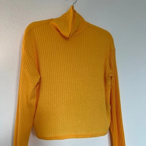 H&M Divided Mustard lightweight Crop turtle neck size M - Picture 1 of 7